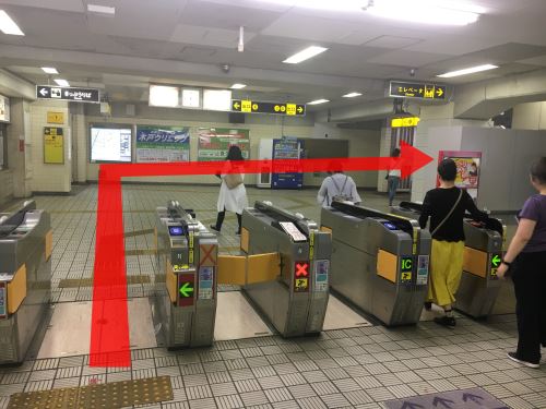 ②	階段か、エレベーターで降ります。