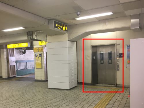 ②	階段か、エレベーターで降ります。