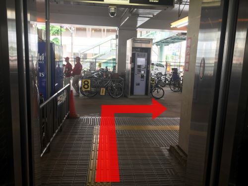 駅を出て、左手交番方向に進んでいきます。