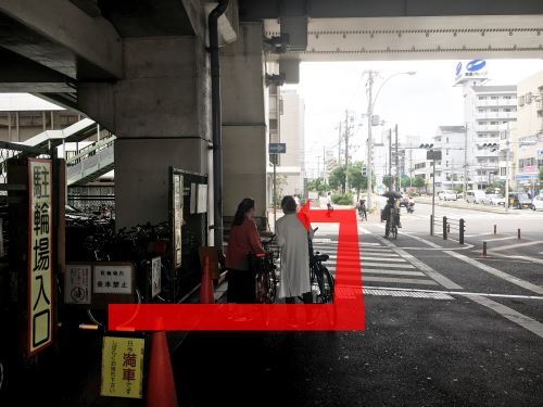 駅を出て、左手交番方向に進んでいきます。