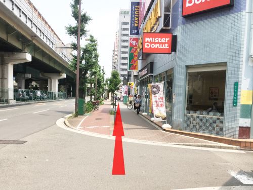 交番を過ぎると交差点が見えてきます。