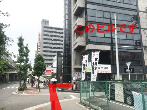 交番を過ぎると交差点が見えてきます。